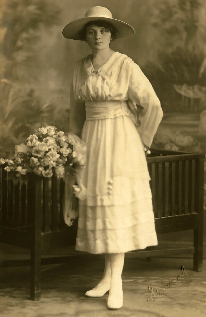 Elsie_May_Ball_(bridesmaid_at_sister's_wedding_in_1914).jpg