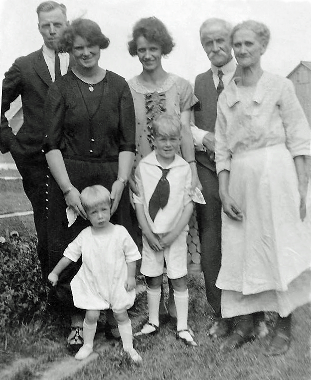 Dad,_Mother,_Douglas,_Alex,_Alice_Ramage,_Mr_&_Mrs_Ramage,_Priceville_1925.jpg