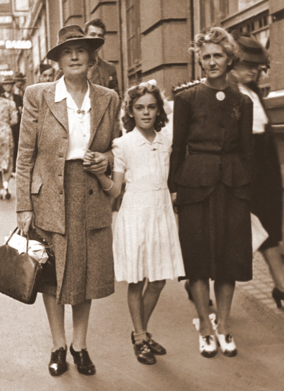 Agnes_McDowal,_Georgina_(Gena)_daugter_of_Annie_&_Annie_Cranston_in_Sydney.jpg Agnes_McDowal,_Georgina_(Gena)_daugter_of_Annie_&_Annie_Cranston_in_Sydney.jpg
