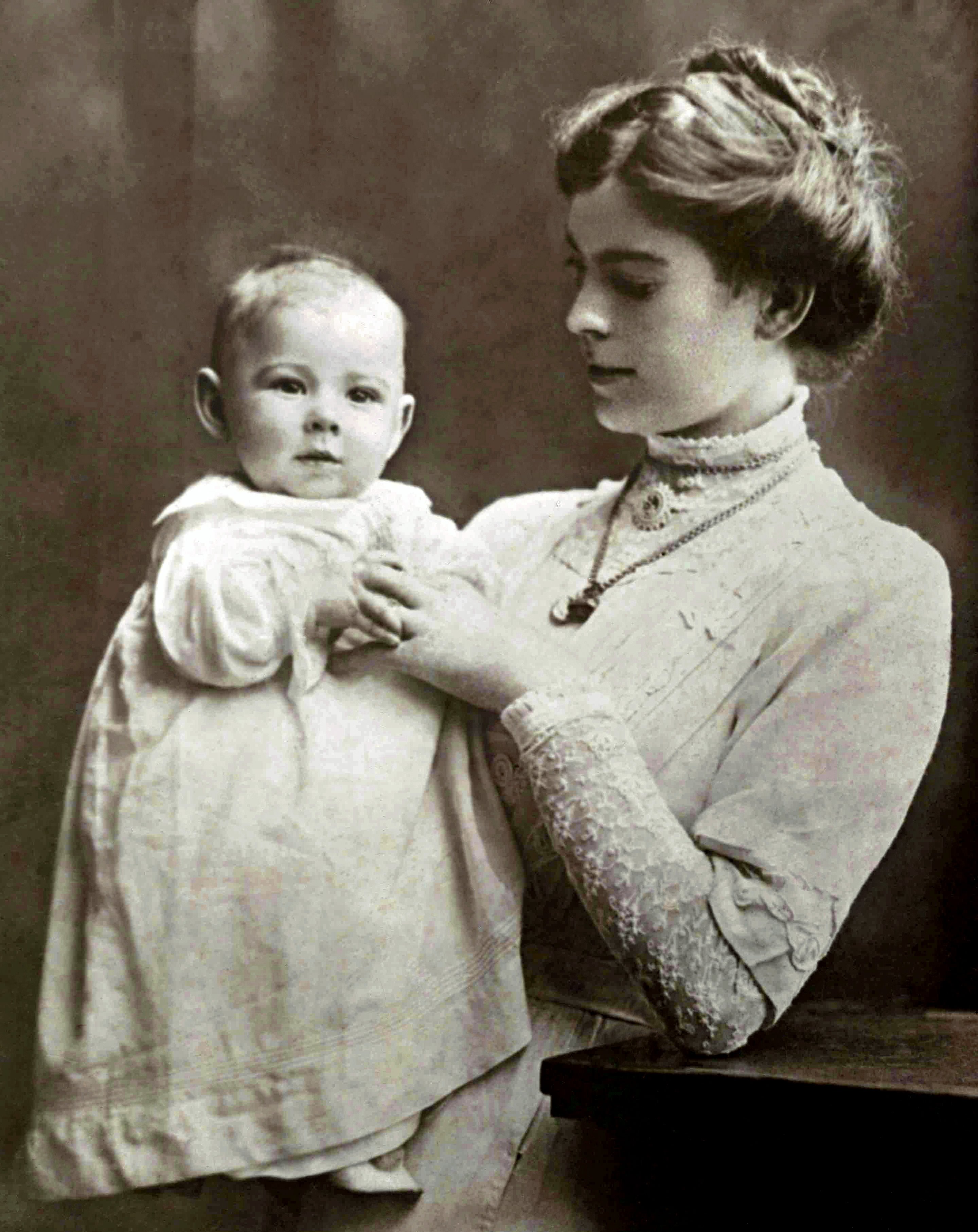 Agnes_McDowall_with_Alex_(1912).jpg