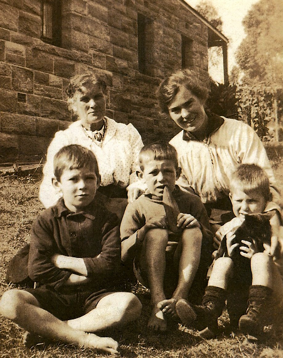 Agnes,_Mother_and_her_boys,_Sydney_(c1922).jpg