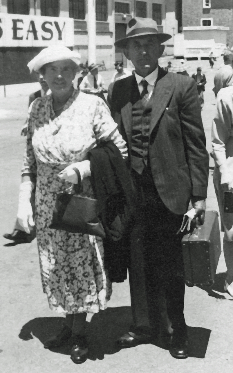 Agnes_and_John_McDowall_at_the_Highland_Gathering_Jan_1,_1950.jpg Agnes_and_John_McDowall_at_the_Highland_Gathering_Jan_1,_1950.jpg
