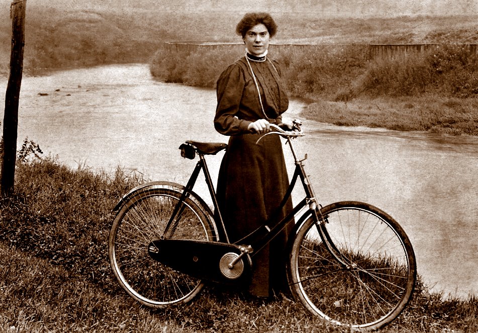 Agnes_possibly_1910.jpg