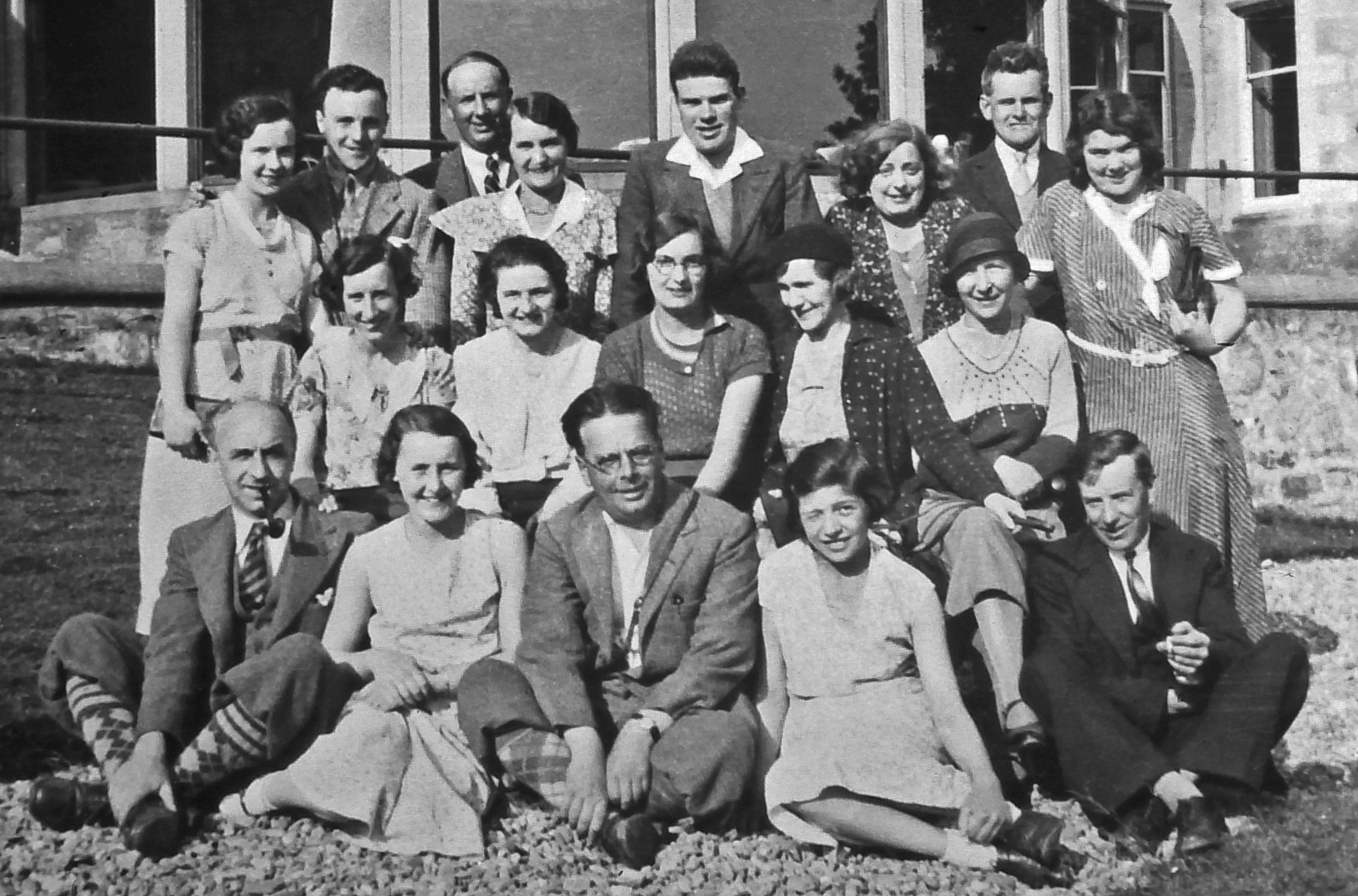 B&W group photo end of 1930s possibly fife day trip.jpg