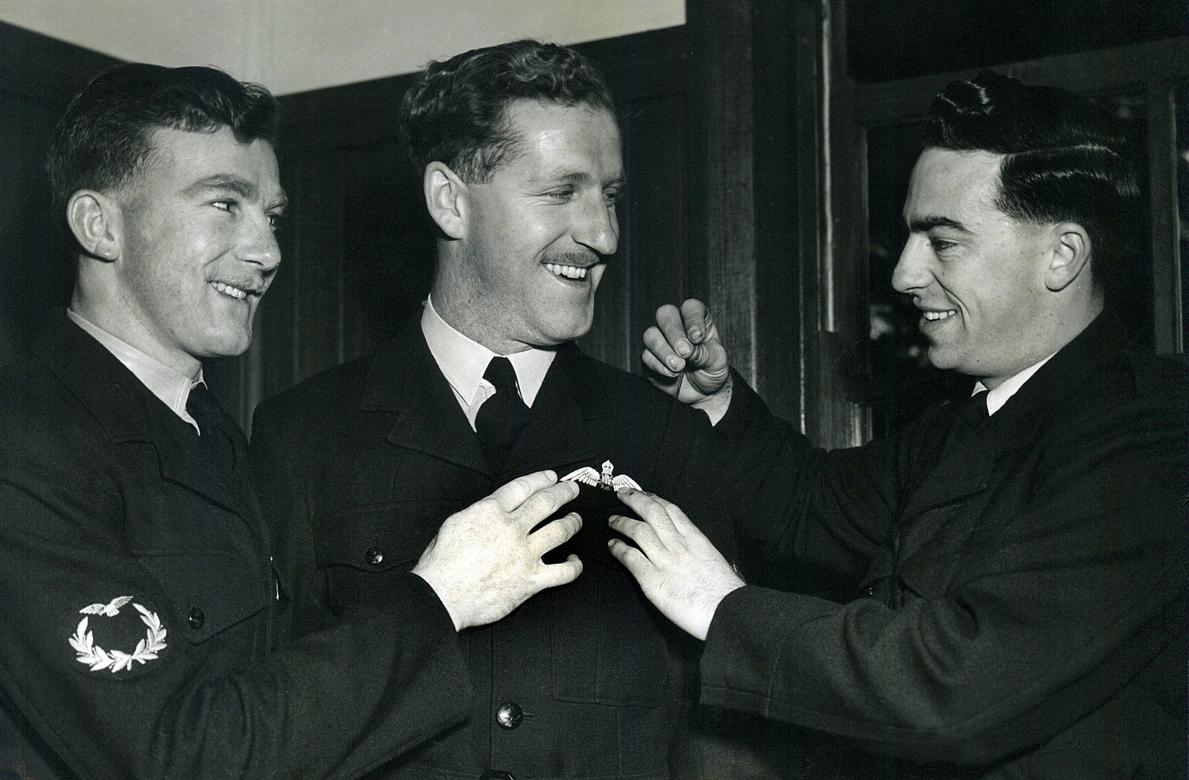 Ian_Cranston_(left)_on_graduation_from_Flying_School_(1951).jpg