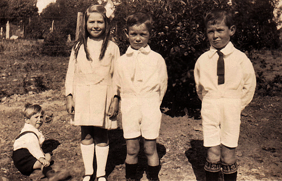 Ian_McDowall,_Millicent_Norman_(later_Harrison),_Andrew_McD,_Alec_McD_(1920s),.jpg Ian_McDowall,_Millicent_Norman_(later_Harrison),_Andrew_McD,_Alec_McD_(1920s),.jpg
