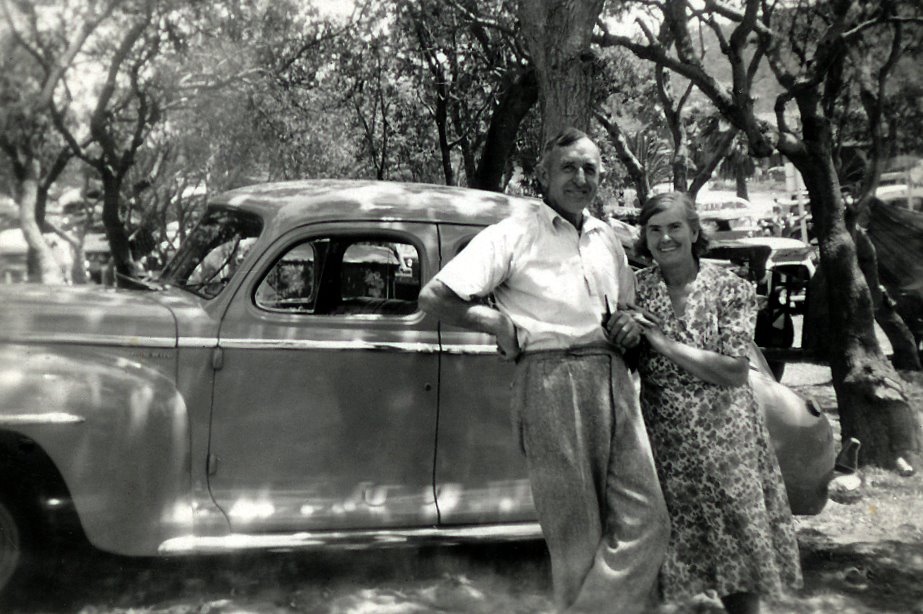 John_and_Agnes_McDowall_-_At_the_beach.jpg