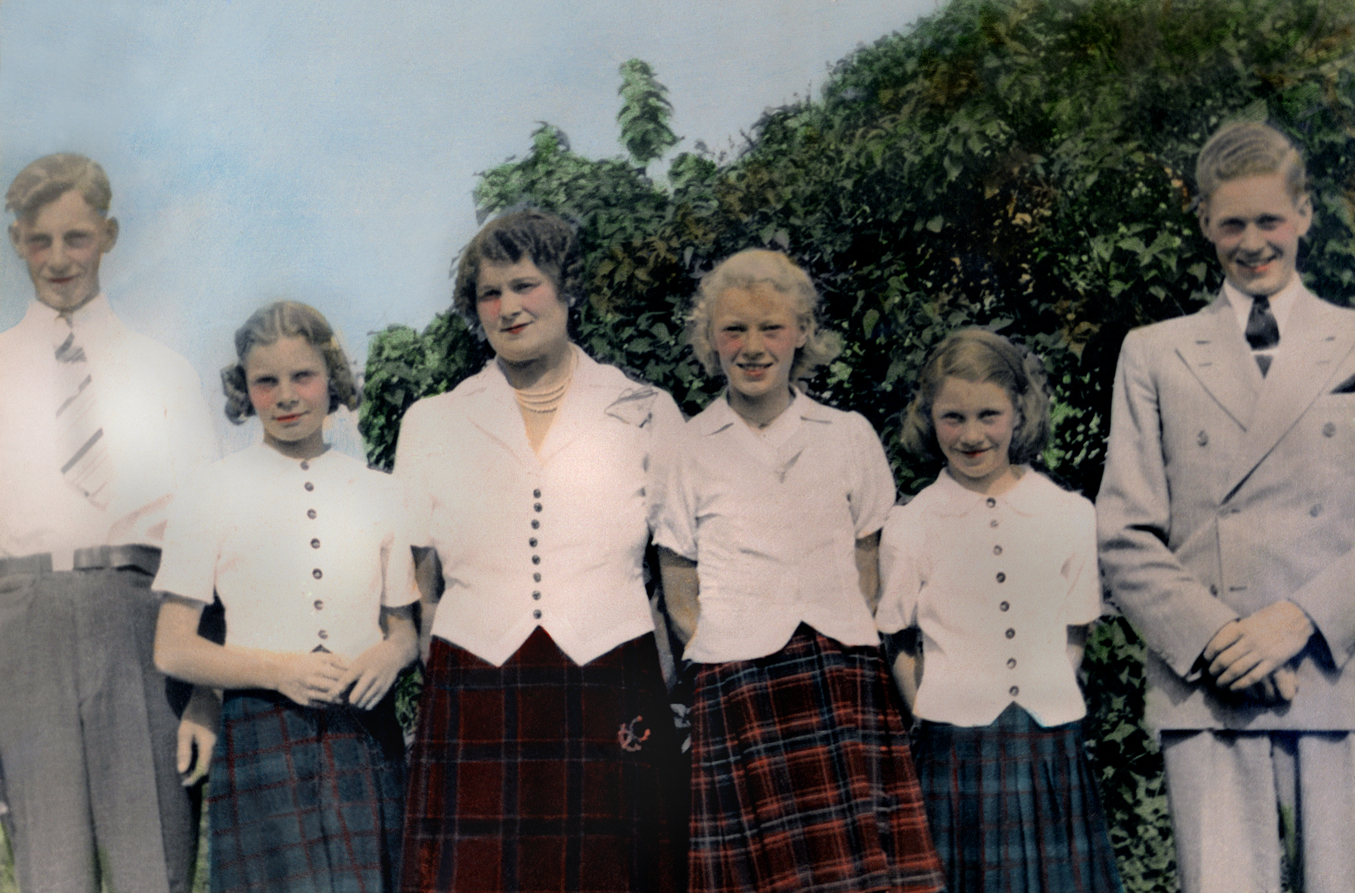 Mary_Weir_family_Douglas,Sheila,_Mary,_Isabelle,_Marie_and_Alex.jpg