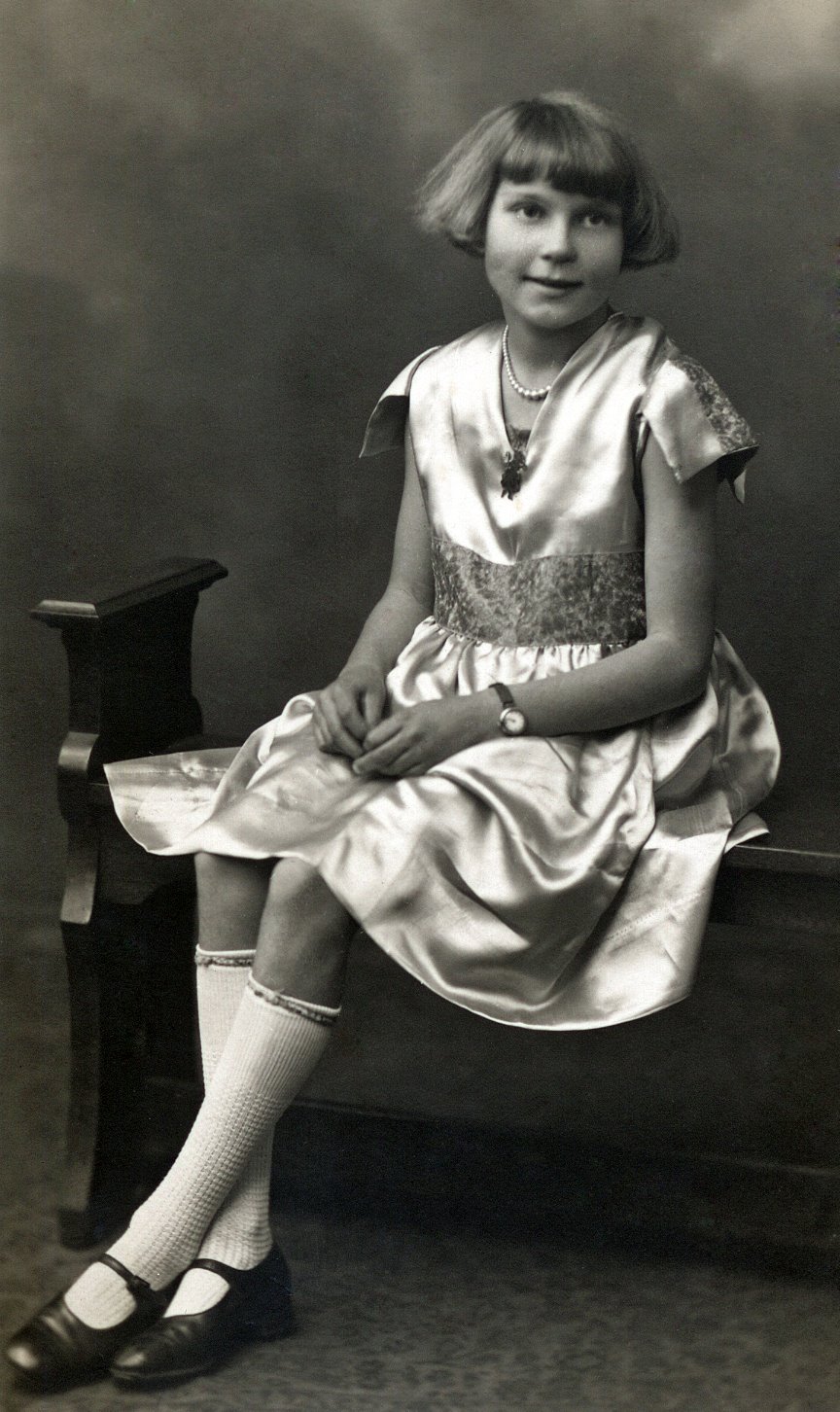 Norah_May_Cranston_July_1935_(G._&_M._Cranston's_daughter).jpg