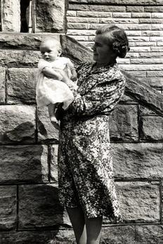 Agnes_McDowall_&_grandson_John_McDowall_at_3_months.jpg