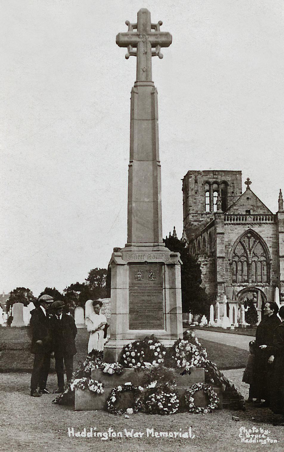 Haddington_Memorial_with_St._Mary's_in_backgroumd.jpg