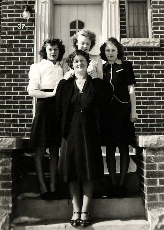 Sheila,_Isabelle,_Marie_and_Mary_Weir.jpg