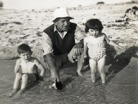 Young_John_,John_and_Alison_McDowall_at_the_beach.jpg